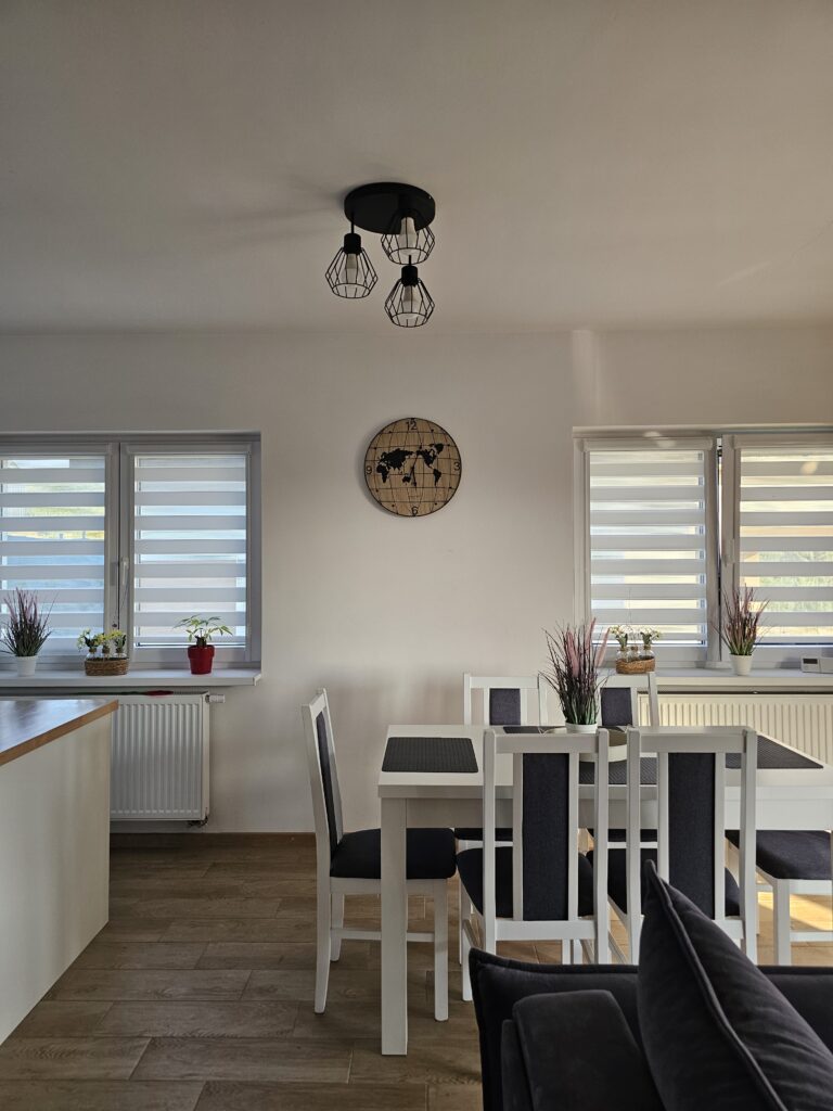 Kuchnia i jadalnia w domku wakacyjnym w miejscowości Lądek-Zdrój