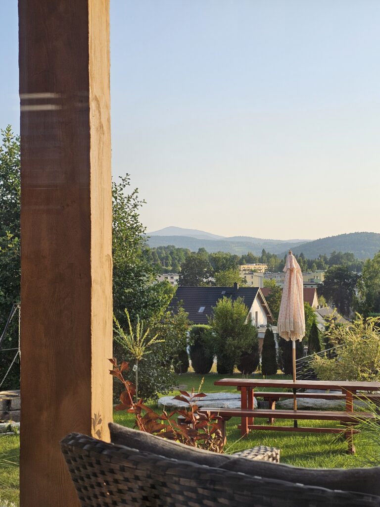 Widok na góry i rynek z tarasu