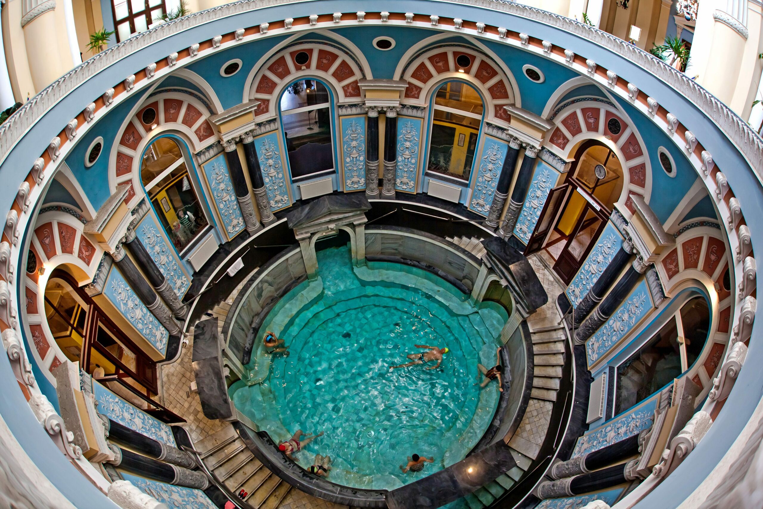 Basen w środku obiektu uzdrowiskowego "Wojciech" w Lądku-Zdroju